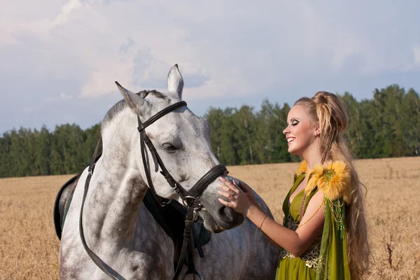 Άλογο και γυναίκα πρόσωπο με πρόσωπο — Φωτογραφία Αρχείου