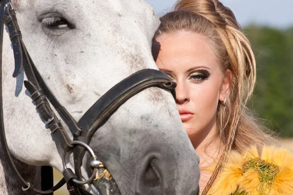 Paard en vrouw aangezicht tot aangezicht — Stockfoto