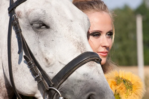 Häst och kvinna ansikte mot ansikte — Stockfoto