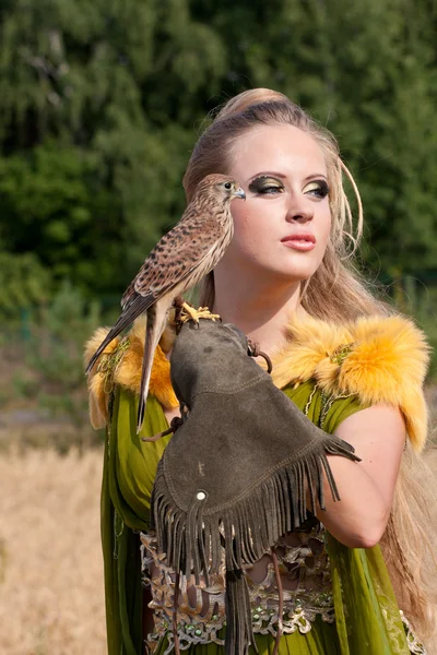 Die Frau in einem schönen altmodischen Kleid mit Falken — Stockfoto