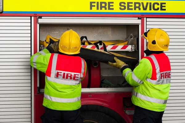 Пожежники використовують свої інструменти — стокове фото