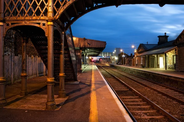Железнодорожный вокзал и старый мост ночью — стоковое фото