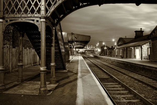 Железнодорожный вокзал и старый мост ночью — стоковое фото