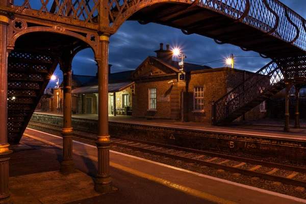 Σιδηροδρομικό σταθμό και την παλιά γέφυρα το βράδυ — Φωτογραφία Αρχείου