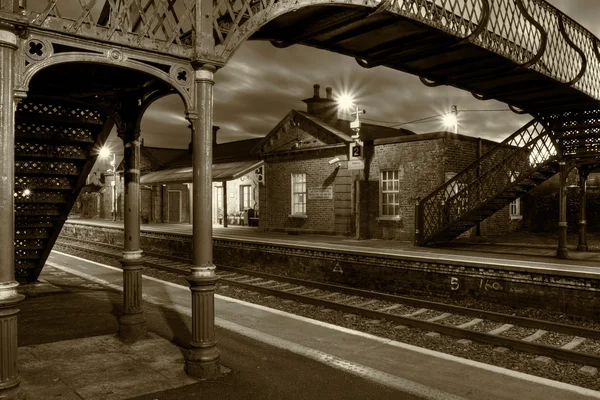 Σιδηροδρομικό σταθμό και την παλιά γέφυρα το βράδυ — Φωτογραφία Αρχείου