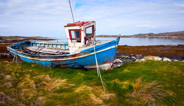 Старая рыболовная лодка на берегу Океанского залива — стоковое фото
