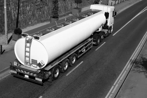 Yakıt tankı ile kamyon — Stok fotoğraf