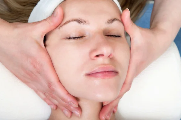 Massage i ansiktet — Stockfoto