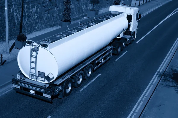 Samochód ciężarowy ze zbiornikiem paliwa, monochromatyczny — Zdjęcie stockowe