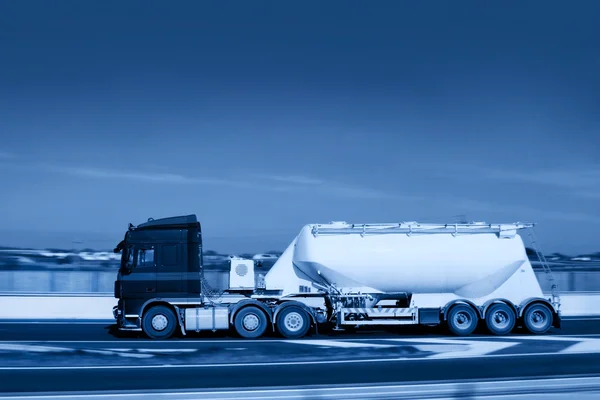 Lastbil med kalksten mjöl, monokromatiskt — Stockfoto