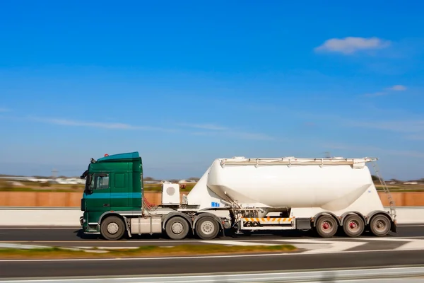 Lastbil med kalksten mjöl — Stockfoto
