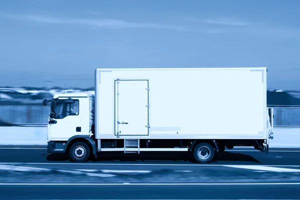 Kylskåp lastbil i rörelse, monokromatiskt — Stockfoto