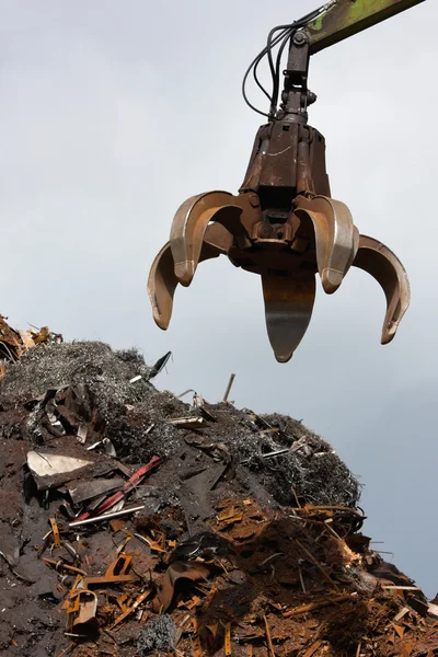 起重机装载金属废料，单色的夹持器 — 图库照片