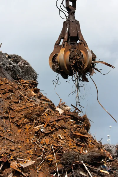 Crane grabber loading metal scrap — Stock Photo, Image