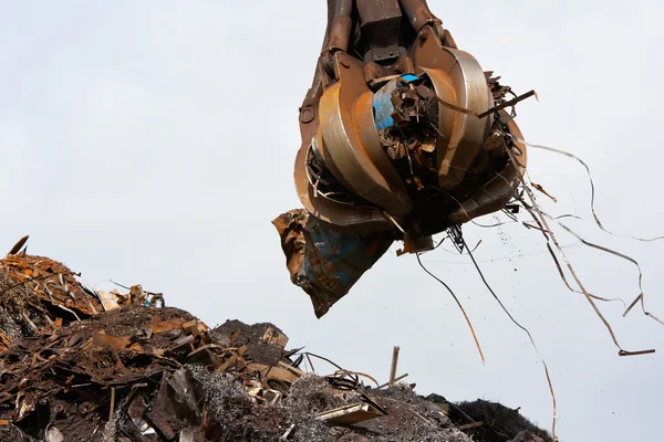 Crane grabber loading metal scrap, Monochromatic — Stock Photo, Image