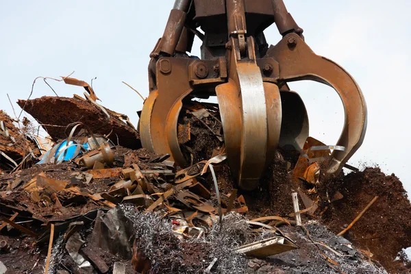 Crane grabber loading metal scrap — Stock Photo, Image