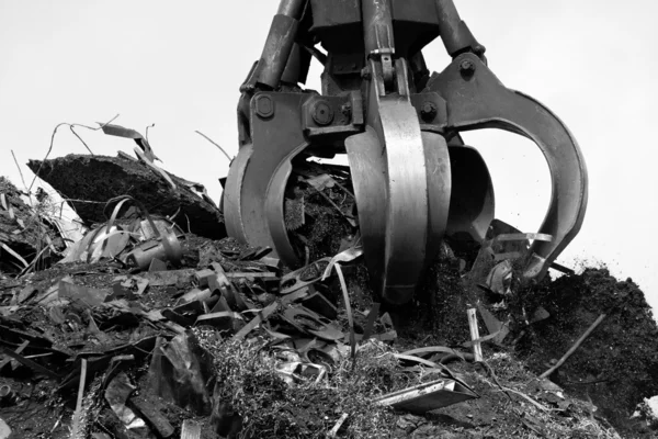 Crane grabber loading metal scrap, Monochromatic — Stock Photo, Image