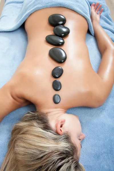 Frau bekommt Wellness-Massage — Stockfoto