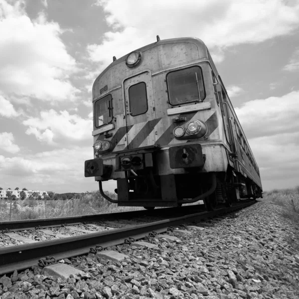 Comboio de passageiros em movimento, monocromático — Fotografia de Stock
