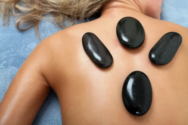 Жінка отримує спа-масаж — стокове фото
