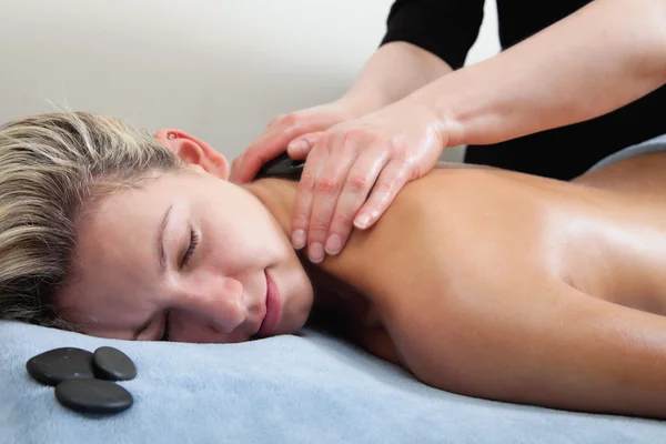 Mulher recebendo massagem spa — Fotografia de Stock