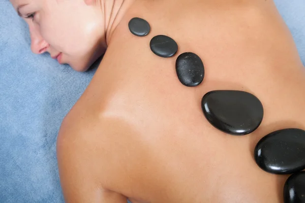 Frau bekommt Wellness-Massage — Stockfoto