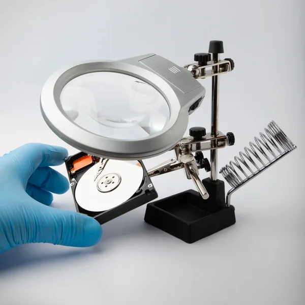 Magnifying glass tool and hard drive — Stock Photo, Image