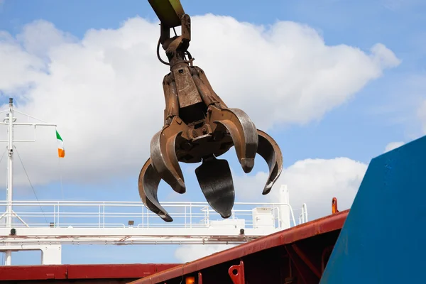 Grúa Cargando nave con acero — Foto de Stock