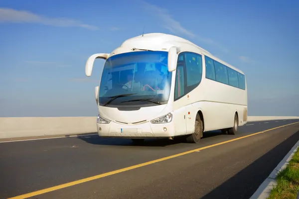 Автобус на шоссе — стоковое фото