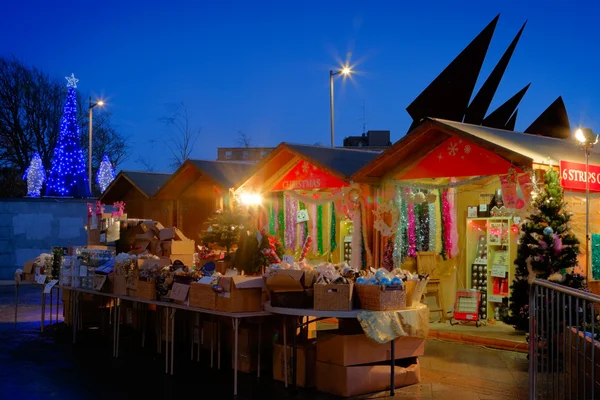 Mercado de Navidad con árbol iluminado por la noche — Foto de Stock