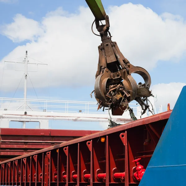 Agarrador de grúa Cargando nave con acero — Foto de Stock