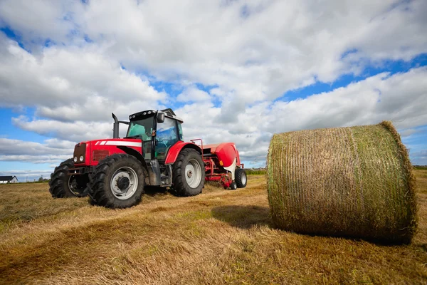 Traktor samla höstack i fältet — Stockfoto