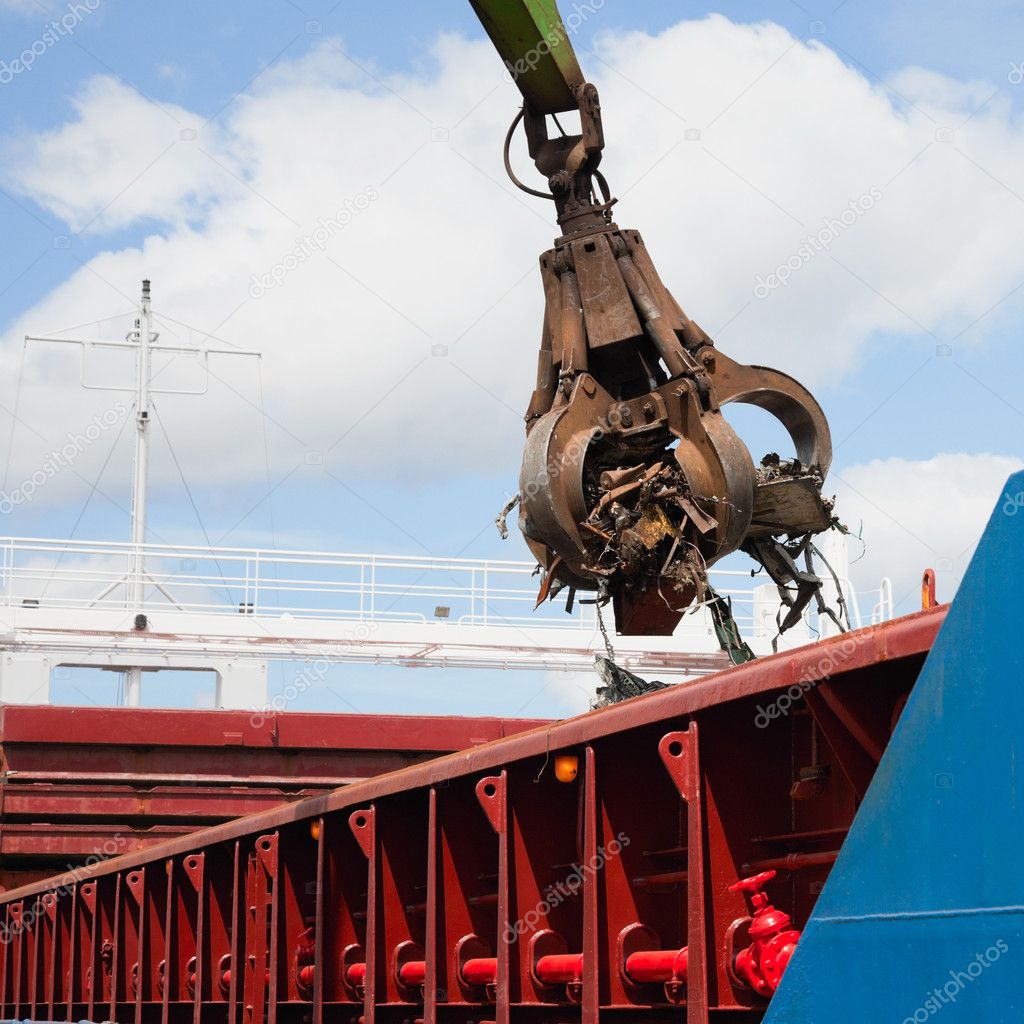 Crane grabber Loading ship with steel