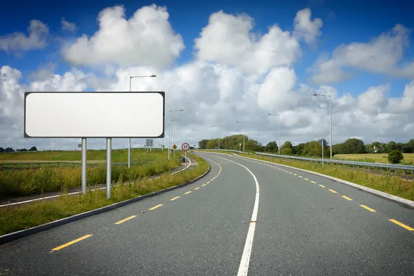 Motorwayen med vit vägskylt — Stockfoto