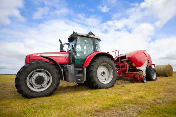 Traktor samla höstack i fältet — Stockfoto