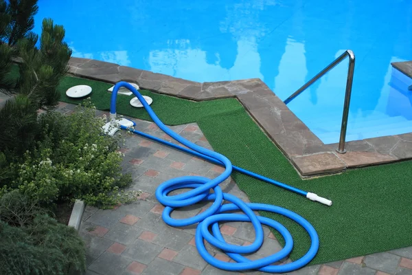 Perenang peralatan pembersih kolam renang — Stok Foto