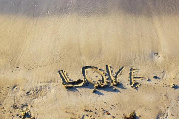 Wort Liebe am Strand geschrieben — Stockfoto