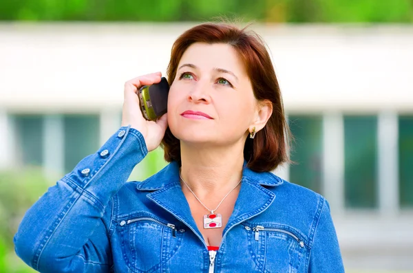 Женщина средних лет с мобильным телефоном — стоковое фото