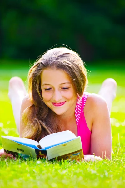 Girl sitting on the grass — Stock Photo, Image