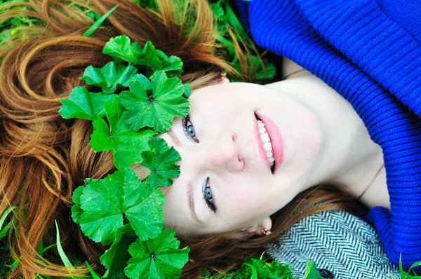 Menina ruiva com coroa de folhas — Fotografia de Stock