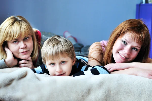 Niño con su hermana y madre — Foto de Stock
