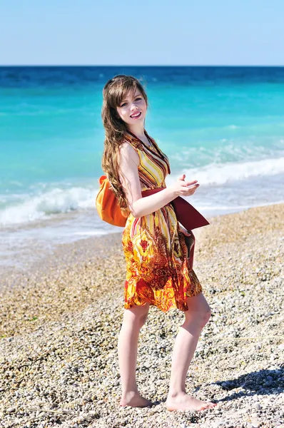 Långhårig vacker kvinna på stranden — Stockfoto