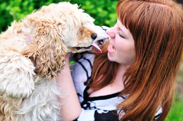Ruiva menina se divertindo com seu cão — Fotografia de Stock