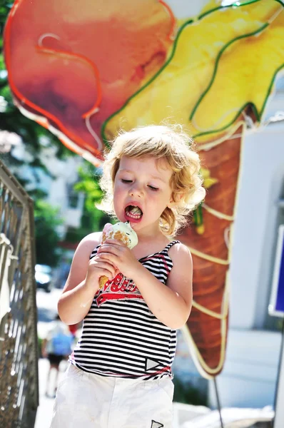 Τρώγοντας παγωτό — Φωτογραφία Αρχείου