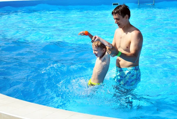 Familieplezier in zwembad — Stockfoto