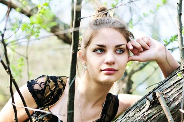Zamyšlený dospívající dívka u stromu — Stock fotografie
