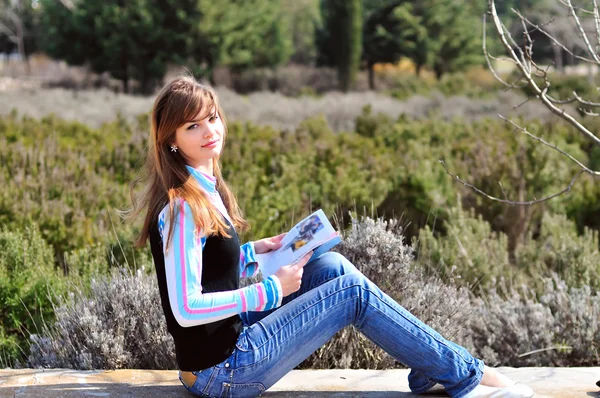 Adolescente chica leyendo en el parque —  Fotos de Stock