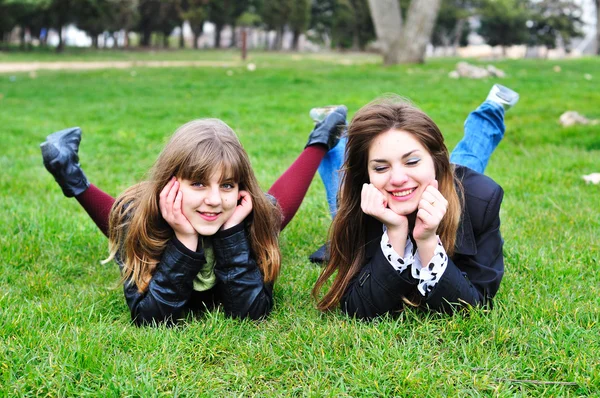 Twee meisje lachen — Stockfoto