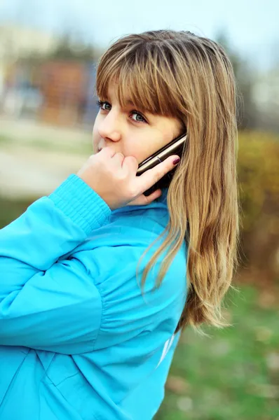 Дівчина з мобільним телефоном — стокове фото