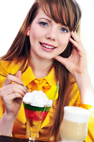 デザートを食べる少女 — ストック写真